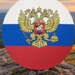 Escudo de Rusia delante de un paisaje rural.