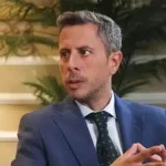 El economista Saifedean Ammous dando una entrevista.
