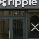 Puerta principal de un banco con el logo de Ripple.
