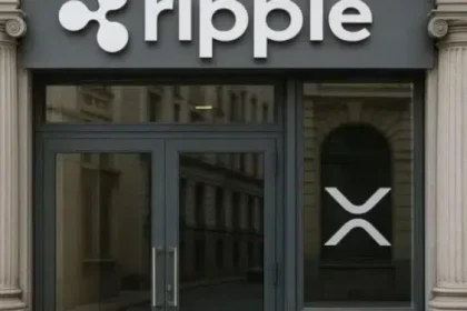 Puerta principal de un banco con el logo de Ripple.