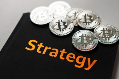 Strategies between optimism, distrust and risk for Bitcoin